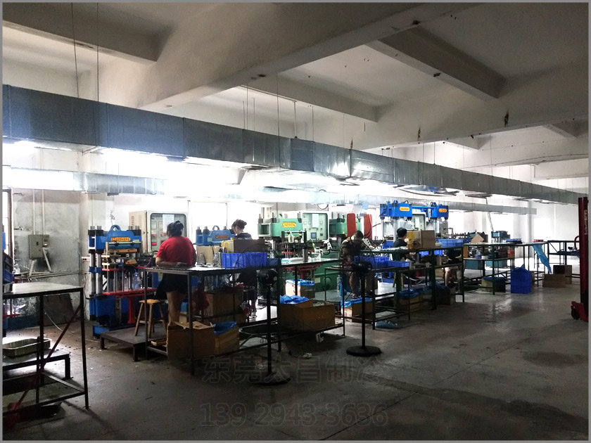 樟木頭吸盤廠車間降溫工程,環(huán)保空調(diào),車間降溫,大型空調(diào),廠房降溫,潤東方環(huán)?？照{(diào)